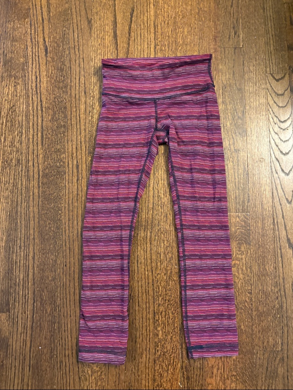 Women Lululemon fuchsia and purple Active Leggings size 2 cropped